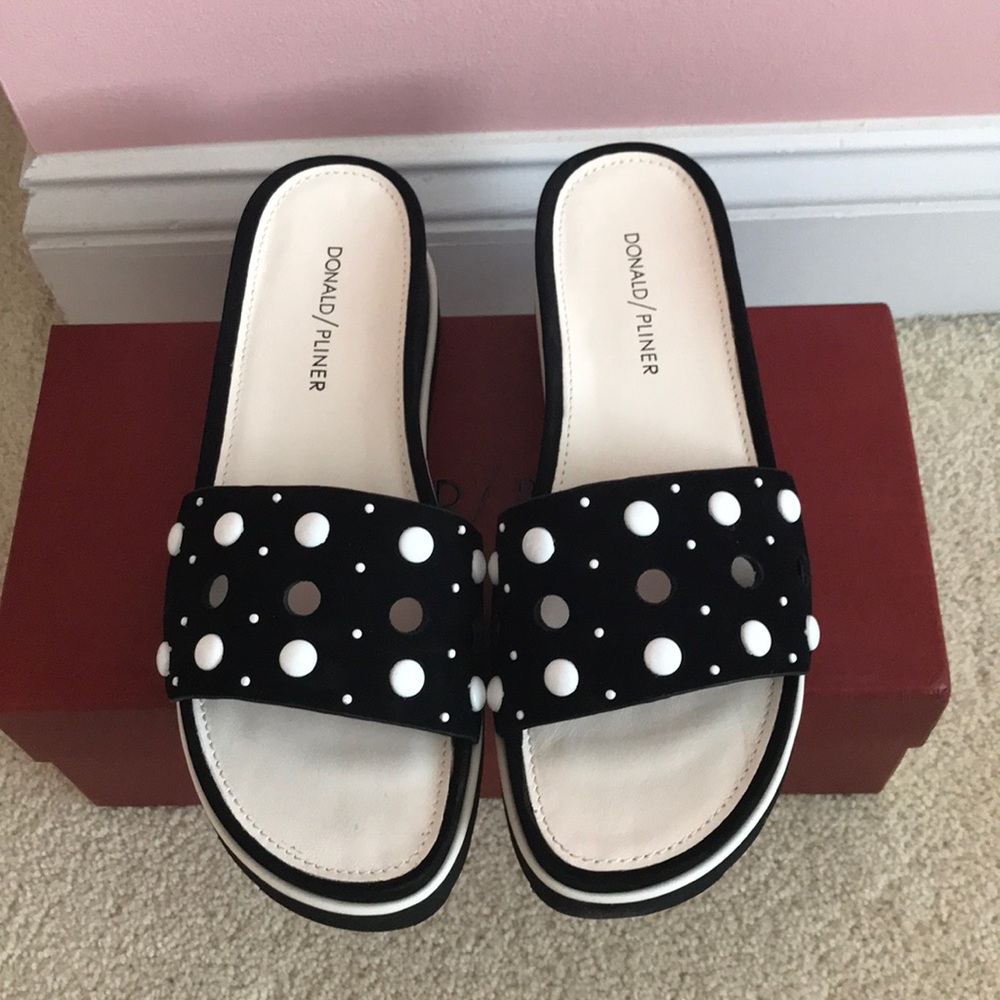 Donald Pliner Cava slide in black & white